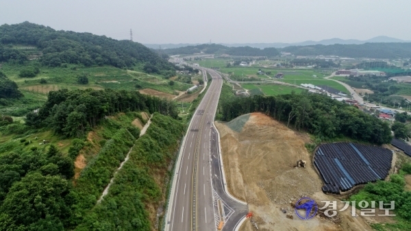 파주~연천~포천~가평을 동서로 연결하는 ‘국도 37호선’ 73km 전 구간이 착공 20여 년 만에 완전 개통된다. 29일 오후 연천군 청산면 백의리~장탄리 구간이 개통을 하루 앞두고 시원스레 뻗어있다. 이 도로 개통으로 파주 문산에서 가평까지 이동 시간이 1시간 이상 단축돼, 경기북부 지역경제 활성화와 균형발전에 크게 기여할 것으로 기대되고 있다. 윤원규기자