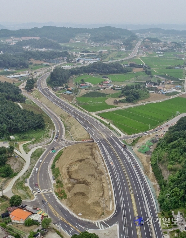 파주~연천~포천~가평을 동서로 연결하는 ‘국도 37호선’ 73km 전 구간이 착공 20여 년 만에 완전 개통된다. 29일 오후 연천군 청산면 백의리~장탄리 구간이 개통을 하루 앞두고 시원스레 뻗어있다. 이 도로 개통으로 파주 문산에서 가평까지 이동 시간이 1시간 이상 단축돼, 경기북부 지역경제 활성화와 균형발전에 크게 기여할 것으로 기대되고 있다. 윤원규기자
