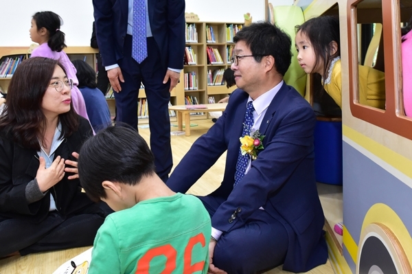 2018년 5월11일 매여울도서관 개관식에 참석한 염태영 수원시장이 주민들과 함께 대화를 하고 있다.