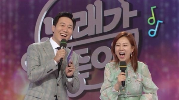 '노래가 좋아'의 MC 장윤정, 도경완 부부. KBS