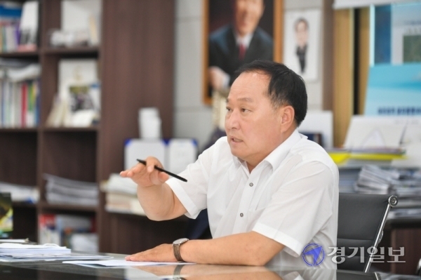 경기일보와 취임 2주년 특별 인터뷰를 하고 있는 정동균 군수가 포스트 코로나 이후의 양평의 정책기조인 그린뉴딜정책을 설명하고 있다.