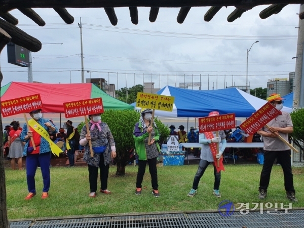 30일 이천시 장호원읍사무소에서 풍계3리 주민들이 돼지농장 재입식에 따른 건물 증·개축에 반발하며 피켓시위를 벌이고 있다. 김정오기자