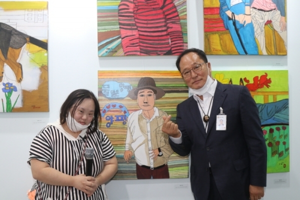 정동균 양평군수와 발달장애인 화가 정은혜씨가 포즈를 취하고 있다.
