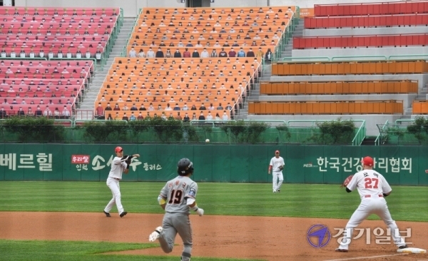 신종 코로나바이러스 감염증(코로나19) 사태로 인한 무관중 진행으로 경기, 인천지역 연고 프로구단들이 재정난을 겪고 있다. 사진은 무관중 경기로 진행되고 있는 프로야구 SK 와이번스의 경기.경기일보 DB