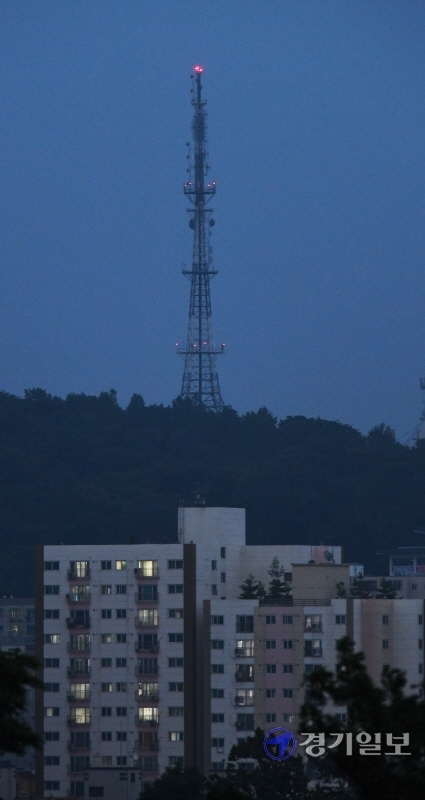 인천시 미추홀구 수봉공원 송신탑(90m)이 외부 투광 조명 설치를 통해  지역의 야간명소로 재탄생 했다. 점등식을 하루 앞둔 30일 시등(試燈) 한 송신탑 전후모습. 장용준기자
