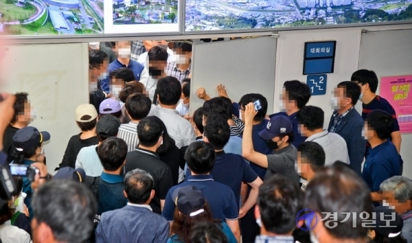 30일 오후 ‘송파~하남 도시철도건설 관련 주민설명회 및 전문가 토론회’가 예정됐던 하남시청 대회의실에서 입장을 시도하는 지역주민들과 안전을 이유로 제지하는 시청 관계자들이 실랑이를 벌이고 있다. 이날 주민설명회는 지하철 3호선 연장을 주장하는 주민들이 행사장을 점거하면서 파행됐다. 윤원규기자