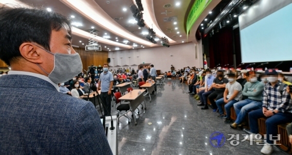 30일 오후 송파~하남 도시철도건설 관련 주민설명회 및 전문가토론회가 열릴 예정었던 하남시청 대회의실에서 김상호 하남시장이 감일지구 주민들과 면담하고 있다. 주민들은 공약을 지킬 것을 요구했고, 김시장은  