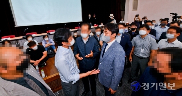 30일 오후 송파~하남 도시철도건설 관련 주민설명회 및 전문가토론회가 열릴 예정었던 하남시청 대회의실에서 김상호 하남시장이 감일지구 주민들과 면담하고 있다. 주민들은 공약을 지킬 것을 요구했고, 김시장은  