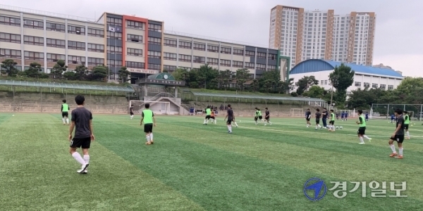 ▲ 1일 수원공고 축구부 선수들이 전국대회 출전을 위해 훈련을 쌓고 있다. 김경수기자