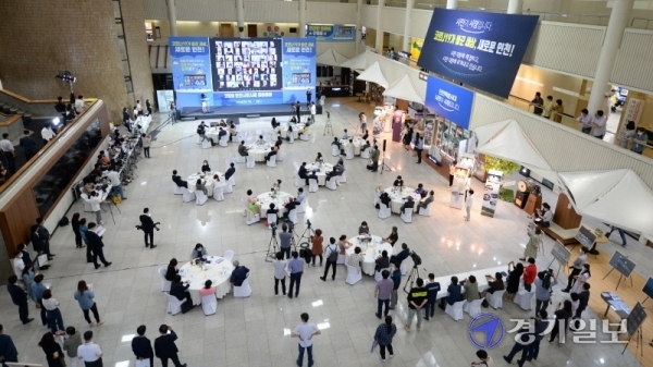 1일  ‘코로나19가 바꾼 세상, 새로운 인천!’ 인천 시민시장 대토론회에서 인천시청 1층 중앙홀에서 열리고 있다. 장용준기자