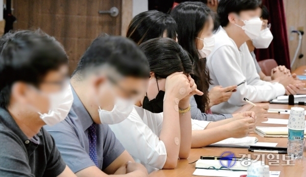 집단 식중독이 발생한 안산 H 유치원 비상대책위원회 학부모들이 1일 오후 안산시 상록구 해양동행정복지센터에서 안산시, 경기도교육청 등 관계기관과의 간담회 시작을 기다리고 있다. 조주현기자