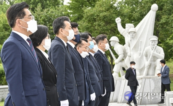 경기도의회 박근철 더불어민주당 대표의원 등 후반기 수석대표단이 1일 오전 수원현충탑을 찾아 헌화하며 첫 일정을 시작하고 있다. 조주현기자