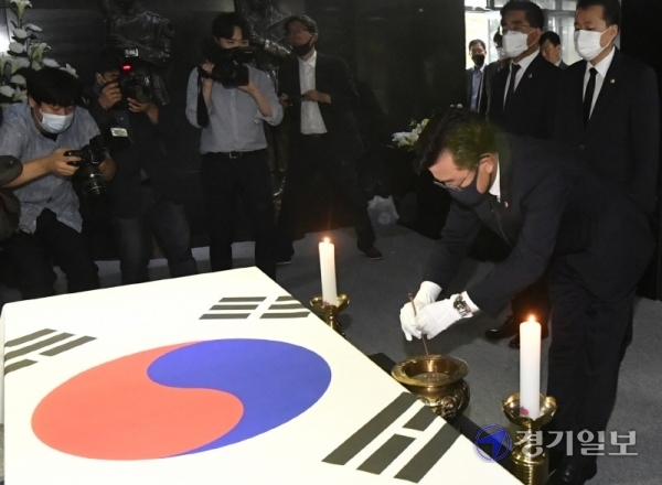 경기도의회 박근철 더불어민주당 대표의원 등 후반기 수석대표단이 1일 오전 수원현충탑을 찾아 헌화하며 첫 일정을 시작하고 있다. 조주현기자