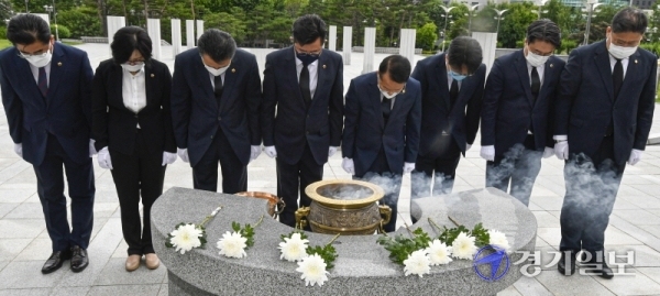 경기도의회 박근철 더불어민주당 대표의원 등 후반기 수석대표단이 1일 오전 수원현충탑을 찾아 헌화하며 첫 일정을 시작하고 있다. 조주현기자