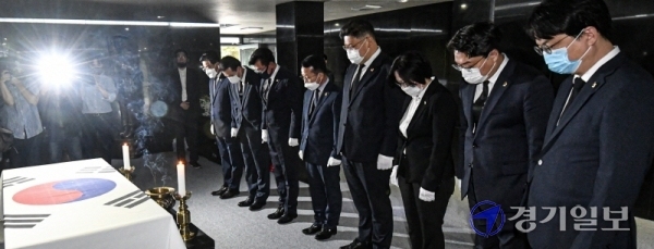 경기도의회 박근철 더불어민주당 대표의원 등 후반기 수석대표단이 1일 오전 수원현충탑을 찾아 헌화하며 첫 일정을 시작하고 있다. 조주현기자