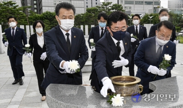 경기도의회 박근철 더불어민주당 대표의원 등 후반기 수석대표단이 1일 오전 수원현충탑을 찾아 헌화하며 첫 일정을 시작하고 있다. 조주현기자