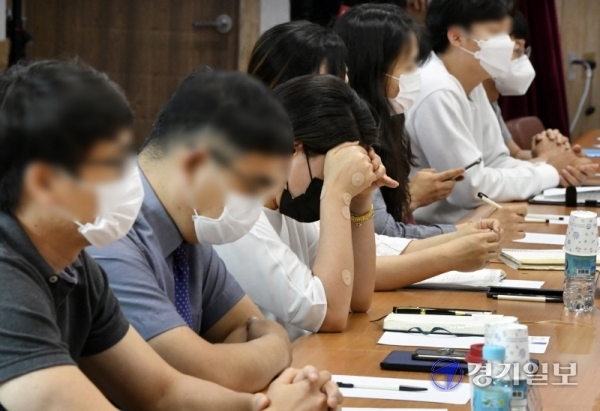 집단 식중독이 발생한 안산 A유치원 비상대책위원회 학부모들이 1일 오후 안산시 상록구 해양동행정복지센터에서 안산시, 경기도교육청 등 관계기관과의 간담회 시작을 기다리고 있다. 조주현기자