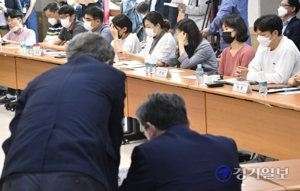 집단 식중독이 발생한 안산 A유치원 비상대책위원회 학부모들이 1일 오후 안산시 상록구 해양동행정복지센터에서 안산시, 경기도교육청 등 관계기관과의 간담회 시작을 기다리고 있다. 조주현기자