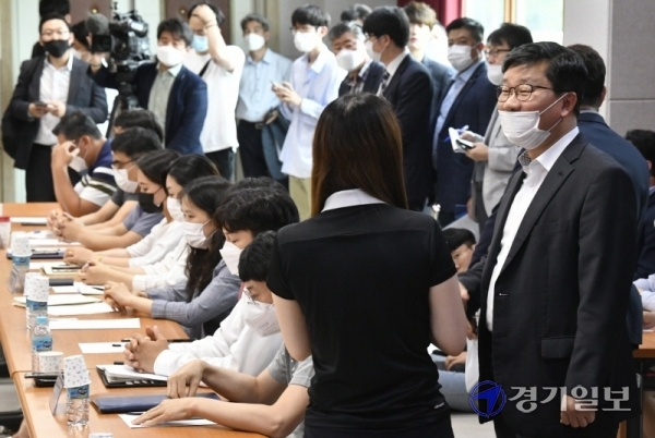집단 식중독이 발생한 안산 A유치원 비상대책위원회 학부모들이 1일 오후 안산시 상록구 해양동행정복지센터에서 안산시, 경기도교육청 등 관계기관과의 간담회 시작을 기다리고 있다. 조주현기자