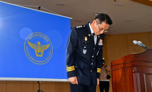 ▲ 배용주 경기남부지방경찰청장이 2일 경기남부지방경찰청에서 열린 '이춘재 연쇄살인 사건' 종합 수사결과 브리핑이 끝나고 피해자들에게 고개숙여 사과하고 있다. 윤원규기자