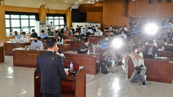 배용주 경기남부지방경찰청장이 2일 경기남부지방경찰청에서 열린 '이춘재 연쇄살인 사건' 종합 수사결과 브리핑을 하고 있다. 윤원규 기자