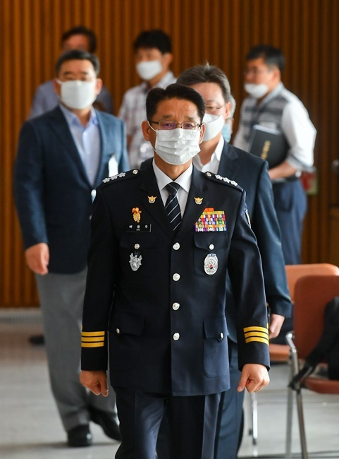 배용주 경기남부지방경찰청장이 2일 경기남부지방경찰청에서 열린 '이춘재 연쇄살인 사건' 종합 수사결과 브리핑을 위해 입장하고 있다. 윤원규 기자