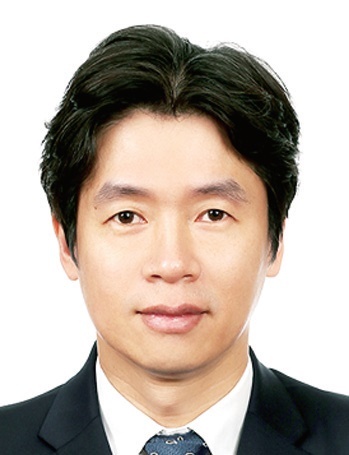 ▲ 문현식 장학사•시인 2008년 '어린이와 문학'에서 동시 작가로 추천받았다. 동시집 『팝콘 교실』을 냈다. 지금은 경기도교육청에서 장학사로 근무하고 있다.