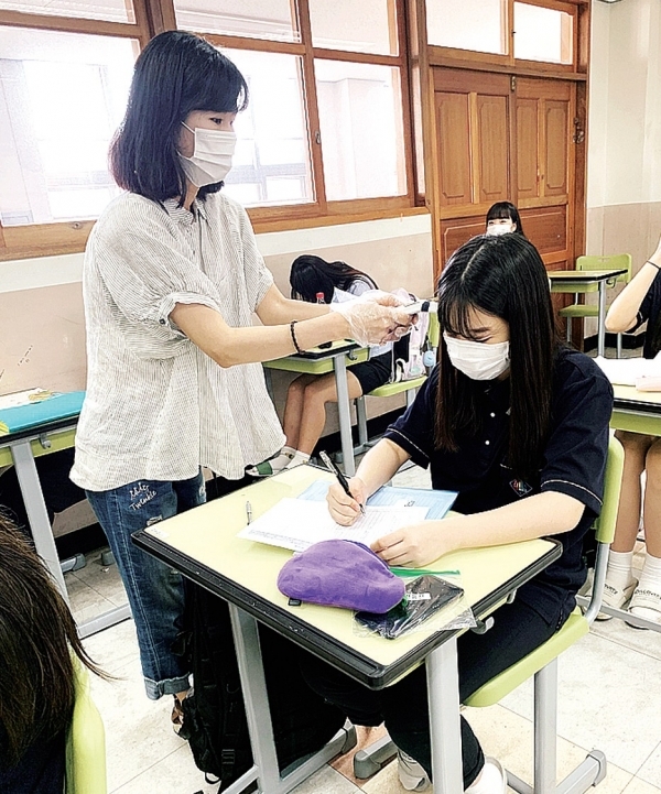 발열 체크를 받고 있는 학생. 매화고등학교 제공
