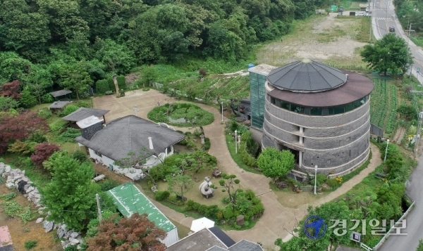 용인시 처인구에 위치한 세계 유일의 등기구 박물관인 한국등잔박물관의 전경. 등잔박물관은 1969년에 수원에서 고등기전시관으로 출발, 1997년 용인으로 옮겨 개관했다. 윤원규 기자
