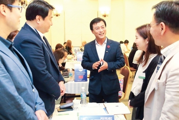 지난해 9월 남동구 KITA 해외바이어 초청 수출상담회에서 이강호 남동구청장이 바이어들을 만나고 있다. 남동구 제공
