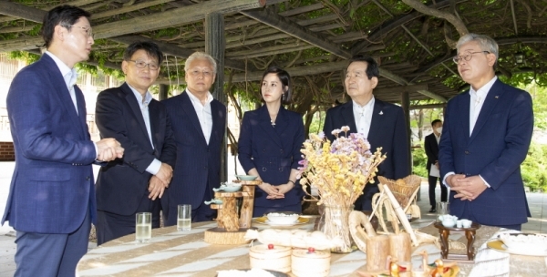 2일 오후 서울 종로구 삼청동 총리공관에서 열린 제10차 목요대화에 앞서 정세균 국무총리, 강경화 외교부장관, 이재명 경기도지사, 김경수 경남도지사, 박혜진 MBC전 아나운서, 김호기 연세대 교수 등이 리셉션장에서 대화를 나누고 있다.경기도 제공