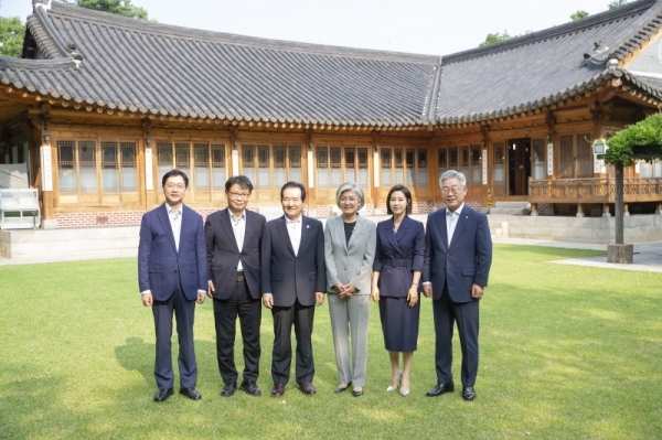 2일 오후 서울 종로구 삼청동 총리공관에서 열린 제10차 목요대화에 앞서 정세균 국무총리, 강경화 외교부장관, 이재명 경기도지사, 김경수 경남도지사, 박혜진 MBC전 아나운서, 김호기 연세대 교수 등이 기념촬영을 하고 있다. 경기도 제공