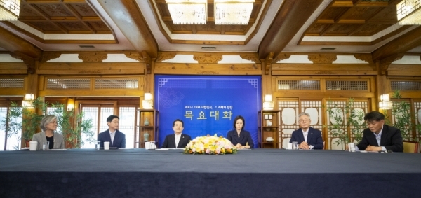 2일 오후 서울 종로구 삼청동 총리공관에서 열린 제10차 목요대화에서 정세균 국무총리, 강경화 외교부장관, 이재명 경기도지사, 김경수 경남도지사, 박혜진 MBC전 아나운서, 김호기 연세대 교수 등이 대화를 나누고 있다. 경기도 제공