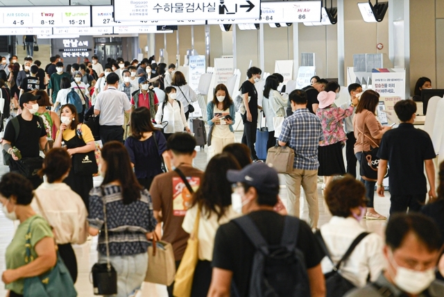▲ 본격적인 여름 휴가철이 시작된 3일 오후 김포공항 국내선청사 출국장이 여행객들로 붐비고 있다.조주현기자