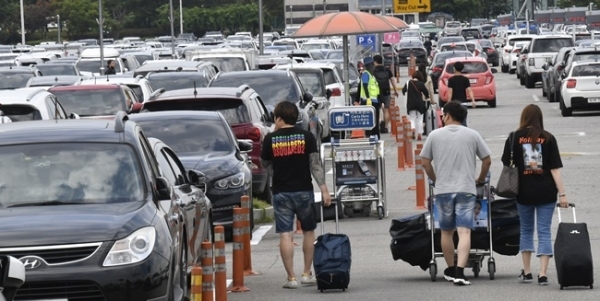 본격적인 여름 휴가철이 시작된 3일 오후 김포공항 국내선청사 출국장이 여행객들로 붐비고 있다.조주현기자