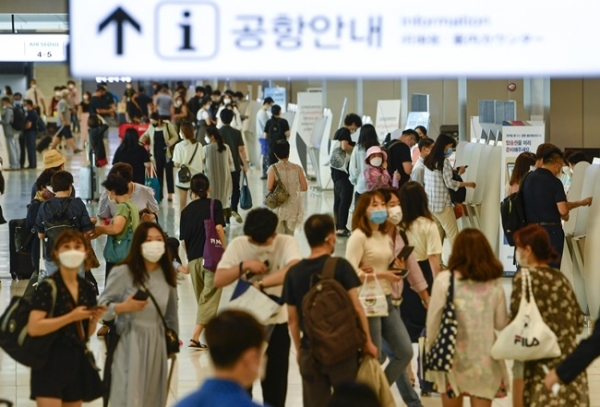 본격적인 여름 휴가철이 시작된 3일 오후 김포공항 국내선청사 출국장이 여행객들로 붐비고 있다.조주현기자