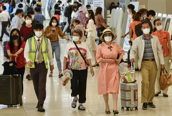본격적인 여름 휴가철이 시작된 3일 오후 김포공항 국내선청사 출국장이 여행객들로 붐비고 있다.조주현기자