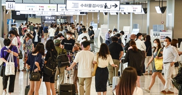 본격적인 여름 휴가철이 시작된 3일 오후 김포공항 국내선청사 출국장이 여행객들로 붐비고 있다.조주현기자