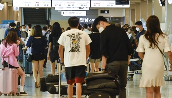 본격적인 여름 휴가철이 시작된 3일 오후 김포공항 국내선청사 출국장이 여행객들로 붐비고 있다.조주현기자