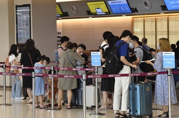 본격적인 여름 휴가철이 시작된 3일 오후 김포공항 국내선청사 출국장이 여행객들로 붐비고 있다.조주현기자
