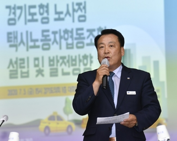 3일 오후 경기도의회 대회의실에서 열린 '2020 상반기 경기도 정책토론 대축제'에서 임채호 도 정무수석이 인사말을 하고 있다. 이번 토론회는 '경기도형 노사정 택시노동자협동조합 설립 및 발전방향'을 주제로 열렸다.조주현기자