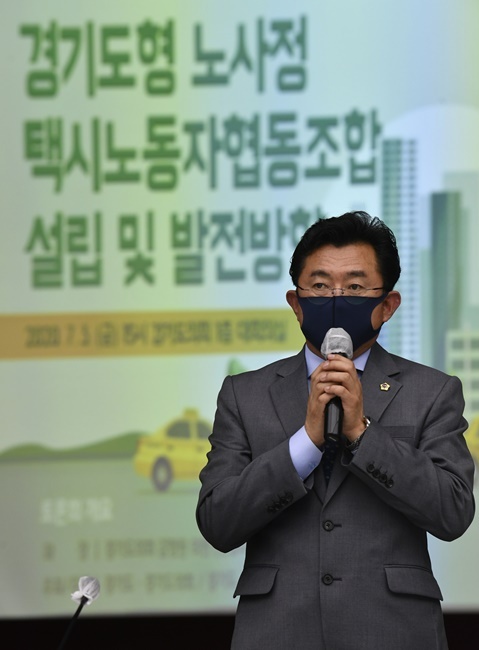 3일 오후 경기도의회 대회의실에서 열린 '2020 상반기 경기도 정책토론 대축제'에서 박근철 도의회 더불어민주당 대표의원이 축사를 하고 있다. 이번 토론회는 '경기도형 노사정 택시노동자협동조합 설립 및 발전방향'을 주제로 열렸다.조주현기자
