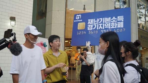 1일 의정부 로데오거리에서 ‘경기지역화폐 방방곡곡데이트 시즌2’ 의정부시 편을 진행한 가수 션과 유튜버 이승국씨가 시민들과 인터뷰를 진행하고 있다.