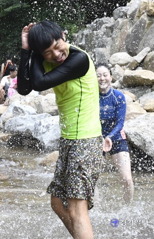 4일 오후 양주시 송추계곡을 찾은 피서객들이 물놀이를 하며 더위를 식히고 있다. 조주현기자