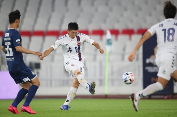수원FC의 안병준이 4일 오후 서울 잠실종합운동장에서 열린 프로축구 K리그2 서울 이랜드와의 원정 경기서 시즌 8호골인 선제 골을 기록하고 있다. 프로축구연맹 제공