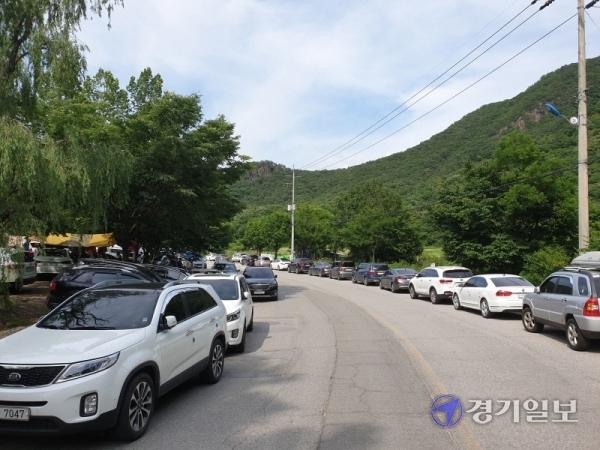 차량들로 가득찬 연천 동막골 도로. 동두천ㆍ연천=송진의기자