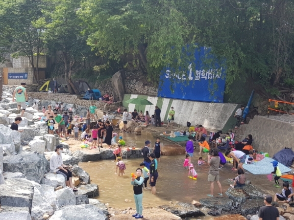 정비된 수락산 계곡을 즐기는 방문객들