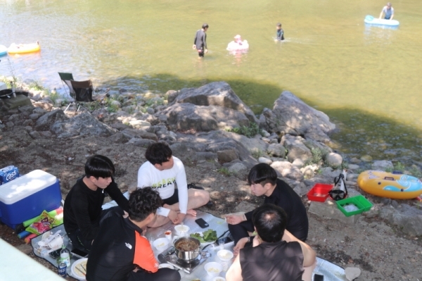 4일 낮 양평군 서종면 수입리 벽계천, 고가에 즐비했던 평상들은 철거되었지만 취사금지 구역임에도 불구하고 하천부지에서 취사행위를 하는 행락객을 어렵지 않게 찾아 볼 수 있었다.