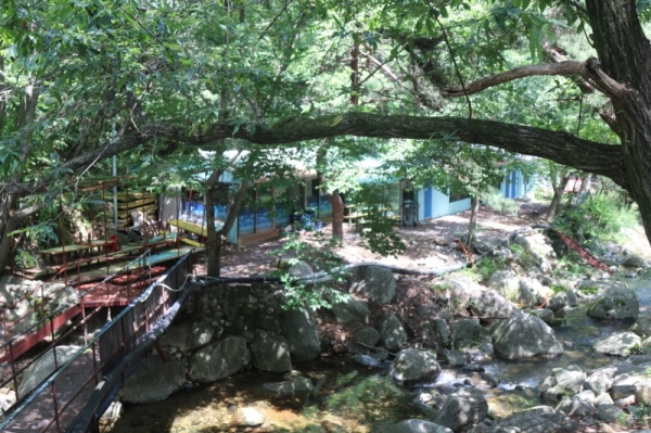 양평군 용문면 신점리 계곡에 아직 철거되지 않은 불법 건축물. 더 이상 영업은 하지 않고 있지만 소유주가 주거시설물이란 이유로  행정소송을 제가중이라 법적절차가 끝날때까지 강제집행을 미루고 있는 상태다.