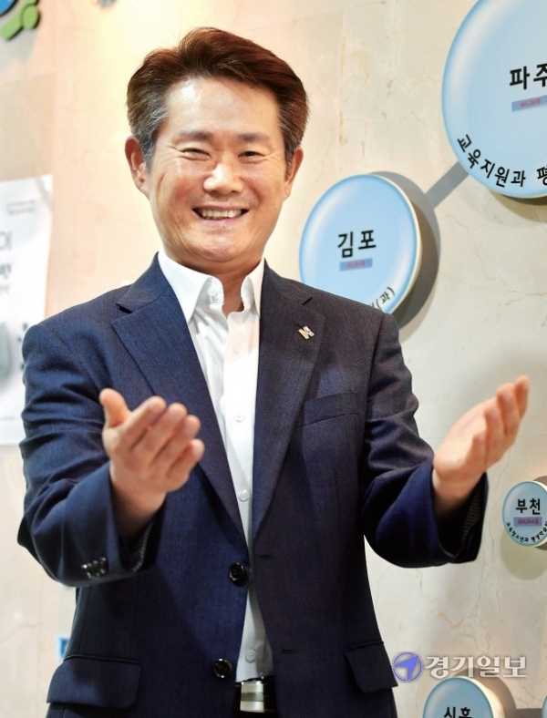 지난 2일 한선재 경기도평생교육진흥원장이 본보와의 인터뷰에서 앞으로의 포부를 밝히고 있다. 조주현기자